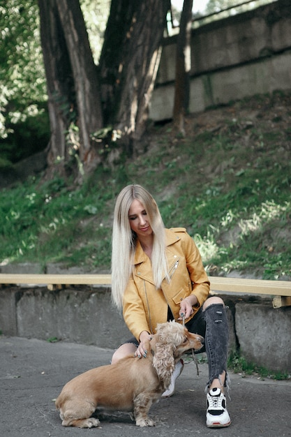 Niña con perro camina en el parque