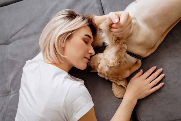 niña y un perro duermen juntos en una cama