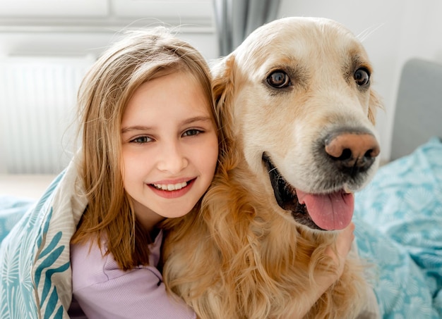 Niña con perro golden retriever