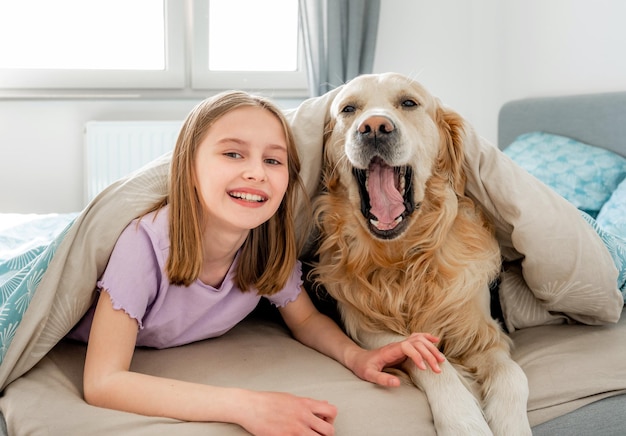 Niña con perro golden retriever