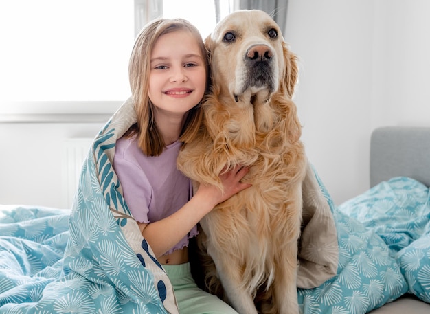 Niña con perro golden retriever