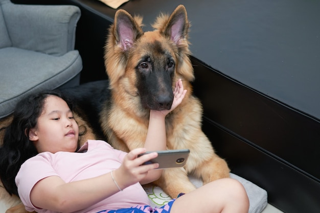 niña con perro en la habitación