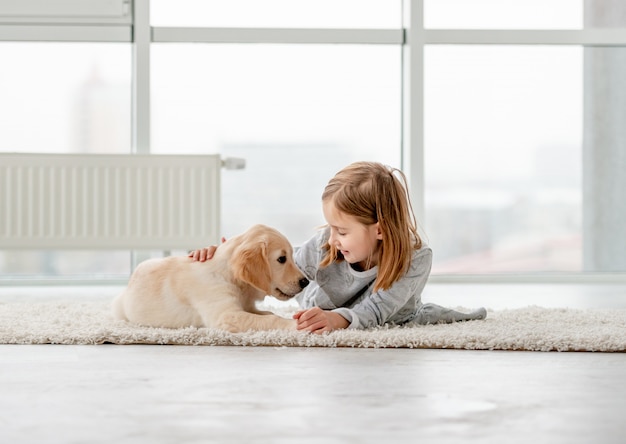 Niña con perro joven