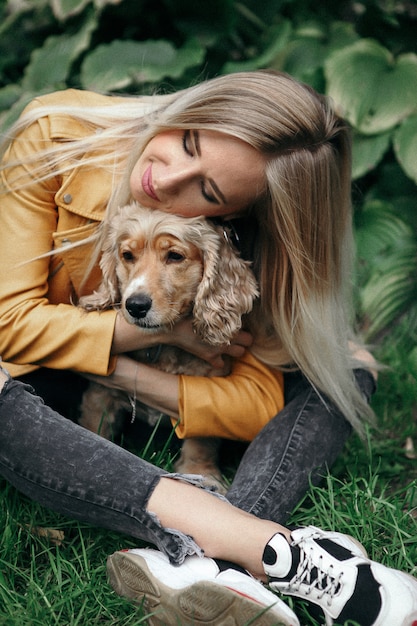 Niña con perro en el parque