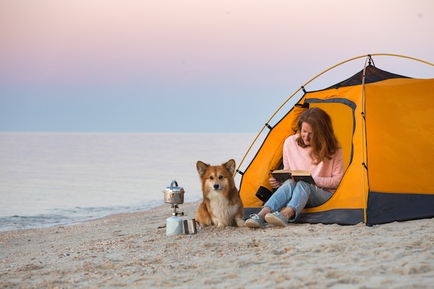 niña con un perro en la playa