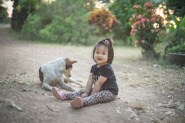 niña y perro en el suelo