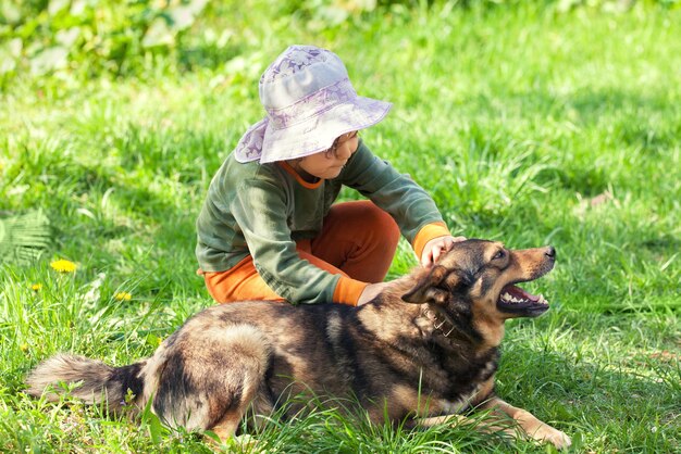 Niña con perro