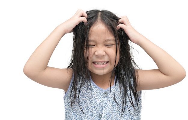 niña picando su cabello sobre fondo blanco aislado, concepto de cuidado de la salud