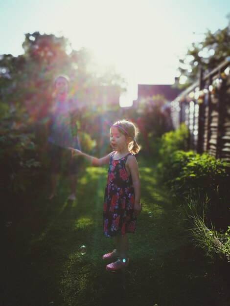 Foto niña de pie en el campo
