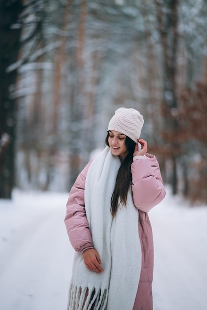 Niña de pie en medio de la carretera nevada