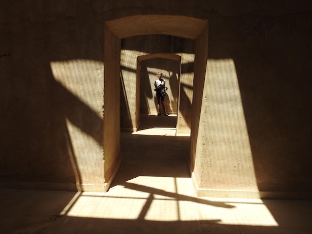 Niña de pie en el pasillo durante un día soleado