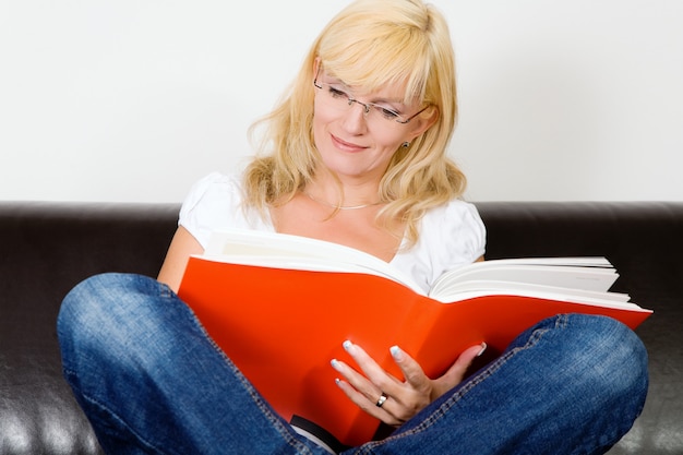 Niña de piernas cruzadas leyendo