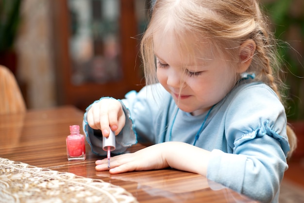 La niña pinta las uñas