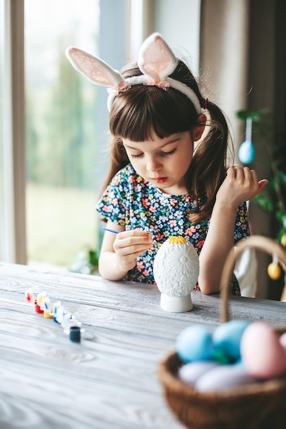 Niña pintando huevo de Pascua