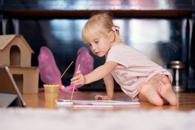 Niña pintando con un pincel