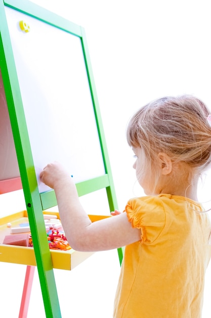 niña pintando sobre un fondo blanco