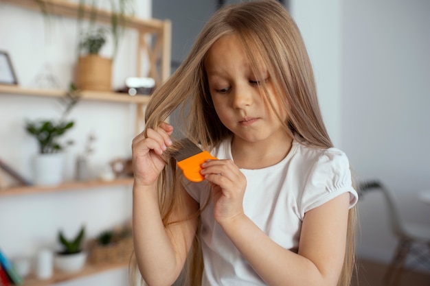 Niña con piojos cuidando su cabello