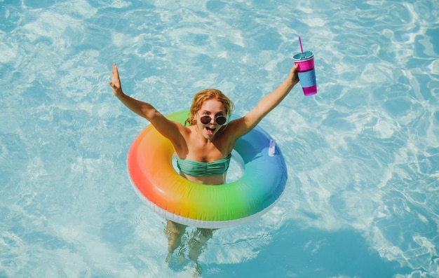 niña, piscina, vacaciones de verano, mujer, en, traje de baño, en, inflable, círculo, en, el, piscina