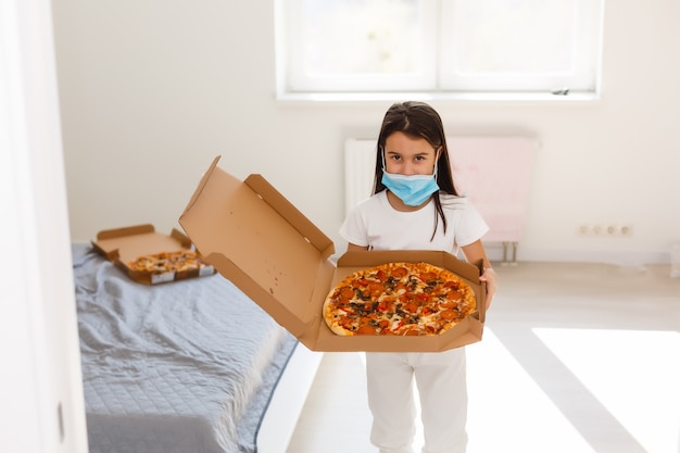 niña con pizza en el hospital