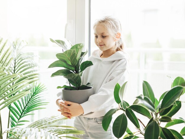 Niña y plantas de interior