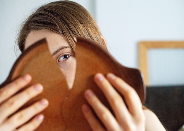 Foto niña con el plato roto.