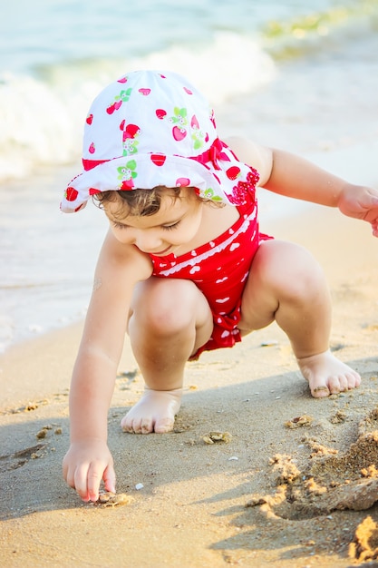 Niña en la playa, junto al mar. enfoque selectivo