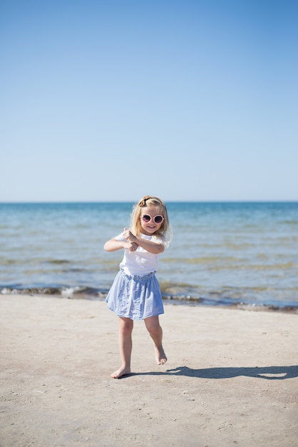 niña en la playa