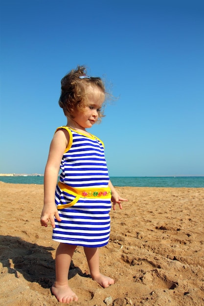 Niña en la playa