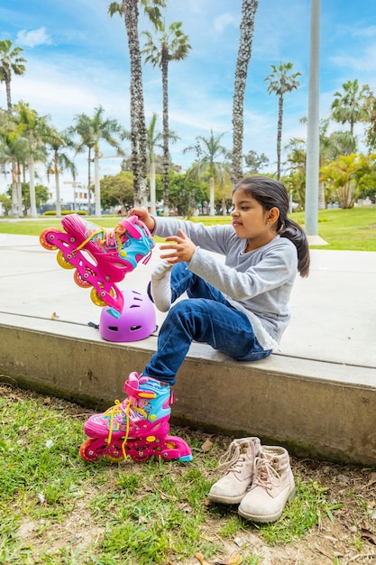 Niña se pone sus patines