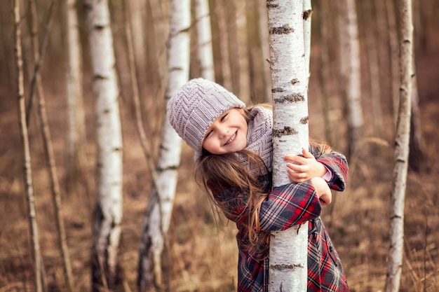 Niña posando en el bosque