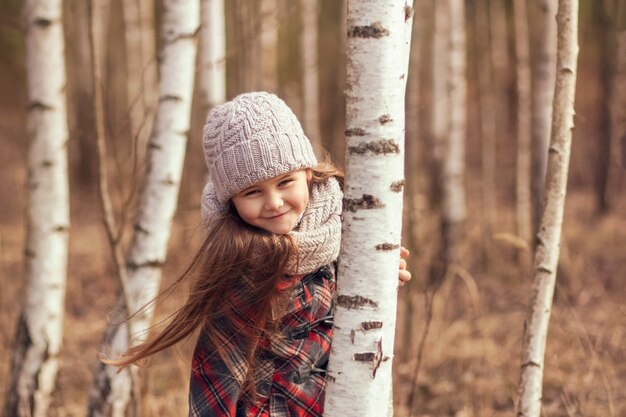 Niña posando en el bosque