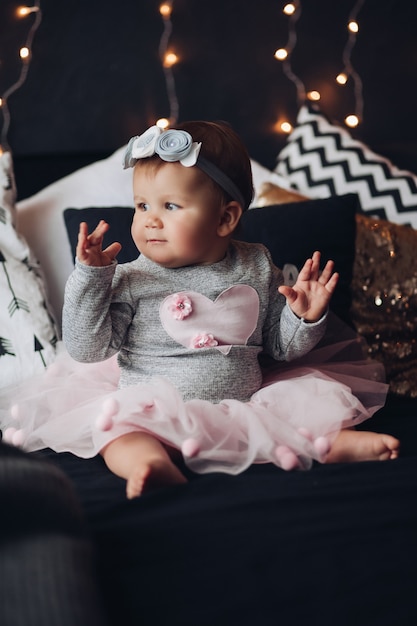 Niña posando el día de Navidad