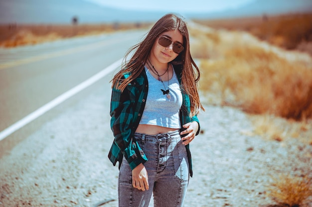 Niña posando en el paisaje de montaña