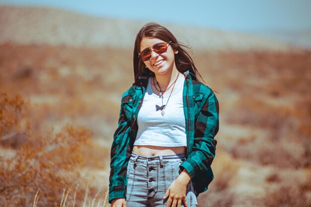 Niña posando en el paisaje de montaña