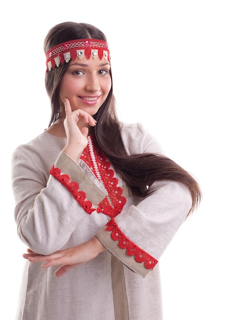 Niña en pose de baile y sonrisa de tela de lino