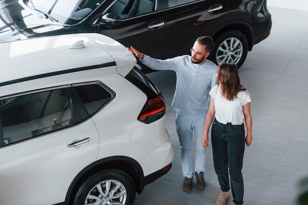 Niña positiva tiene una visita en autosalon y elige Car Manager ayudándola