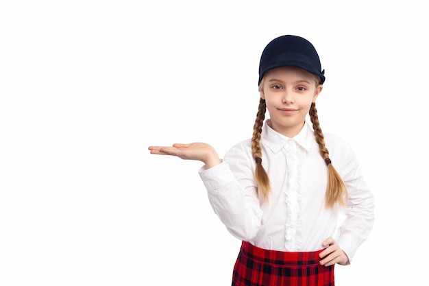 Niña positiva en uniforme escolar