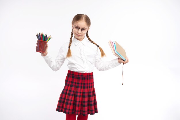 Niña positiva en uniforme escolar