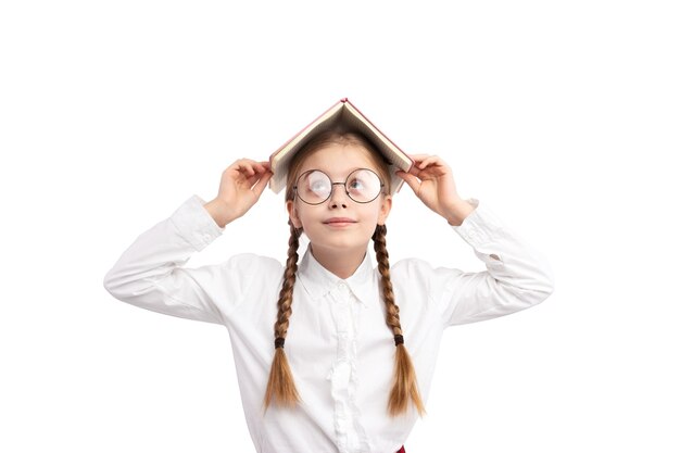 Niña positiva en uniforme escolar