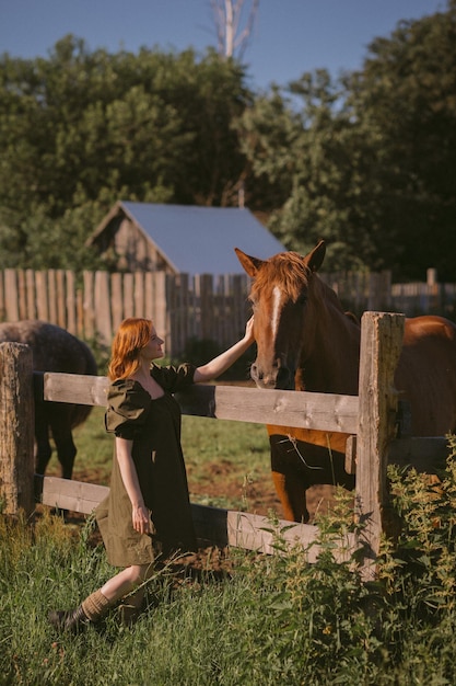 Una niña y un potrero con caballos 3230