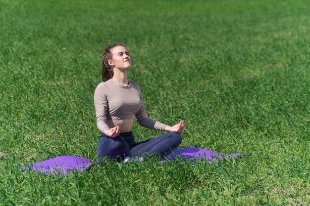 Una niña practica yoga meditación al aire libre