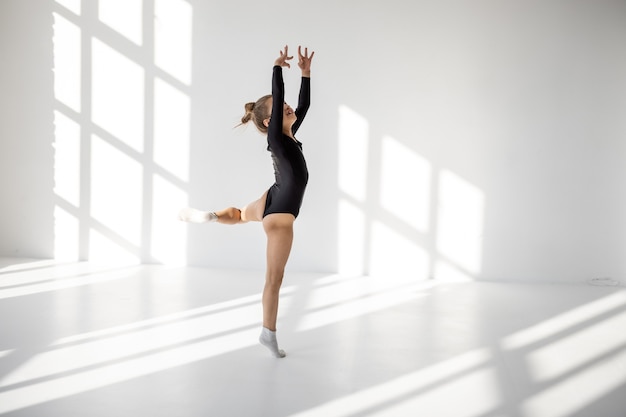 Niña practicando gimnasia rítmica