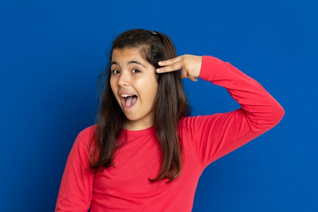 Niña preadolescente con camiseta roja