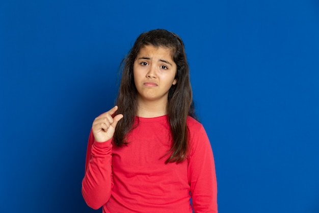 Niña preadolescente con camiseta roja