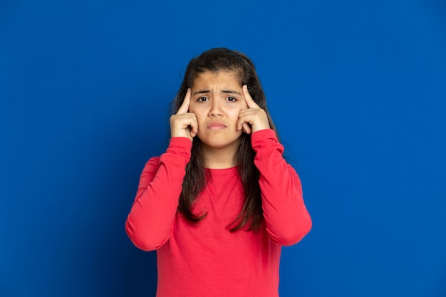 Niña preadolescente con camiseta roja