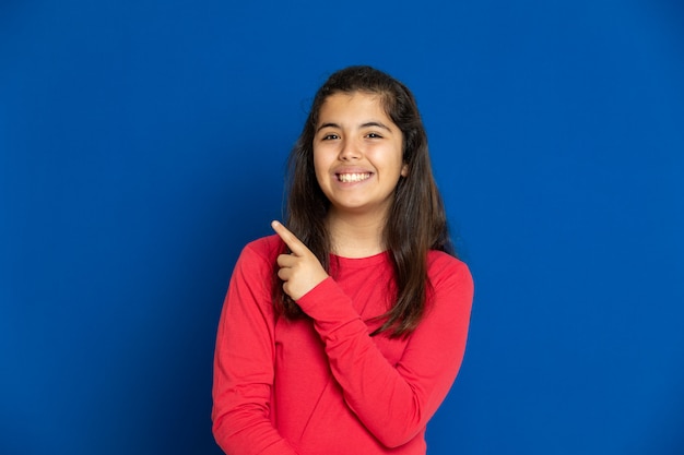 Niña preadolescente con camiseta roja