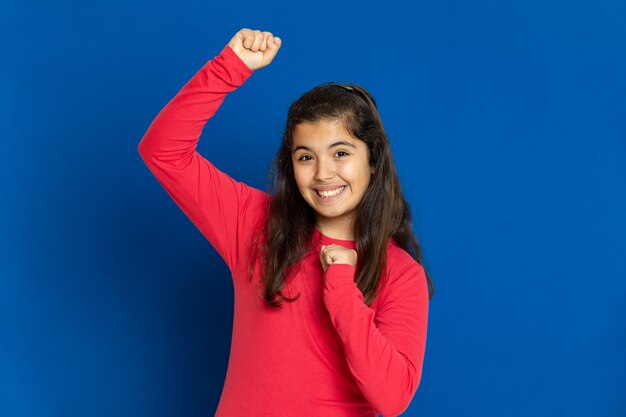 Niña preadolescente con camiseta roja