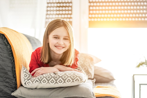 Niña preadolescente en casa