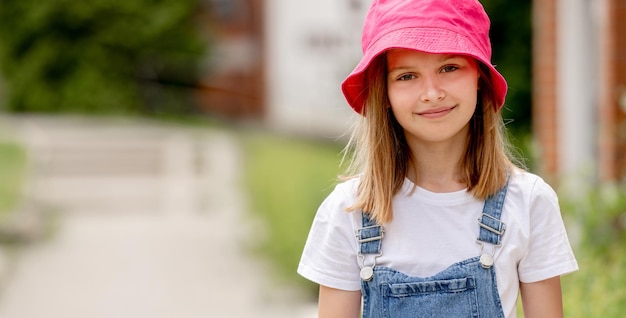 Niña preadolescente en la ciudad