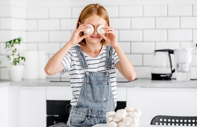 Niña preadolescente en la cocina